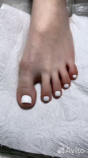 Педикюр с покрытием лаком