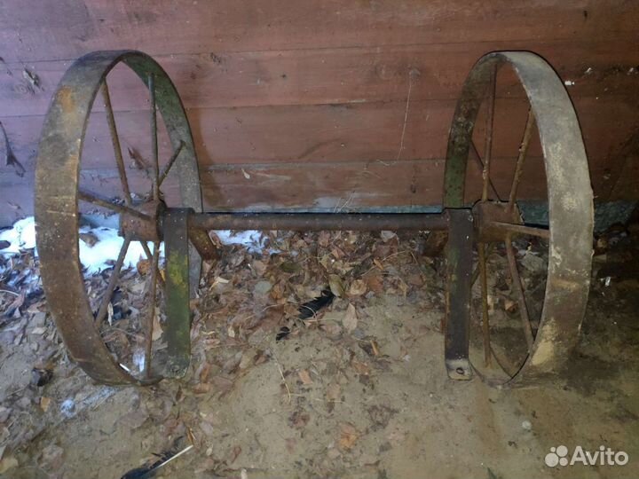 Старинная колесная пара от телеги, арбы