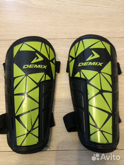 Детские щитки футбольные