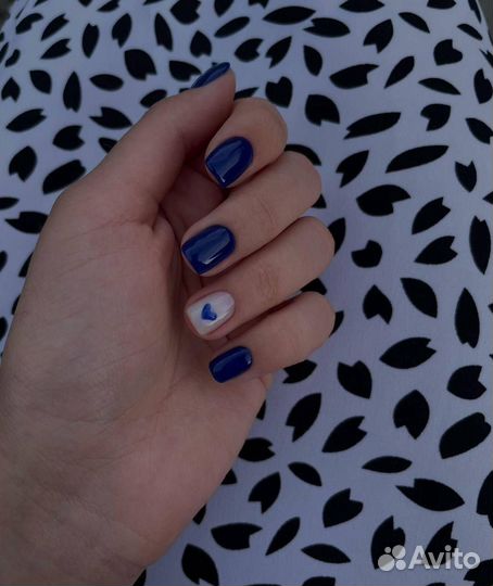 Мастер маникюра и педикюра в салоне