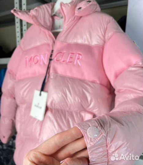 Розовый пуховик moncler