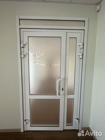 Дверь входная металлическая со стеклом