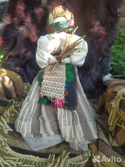 Кукла ручной работы в народном костюме