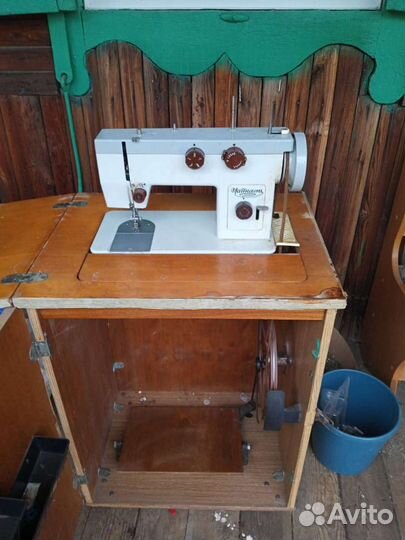 Швейная машина чайка 143, б/у, ножной привод