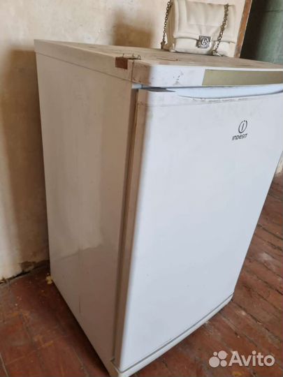 Морозильная камера морозильник Indesit SFR 100