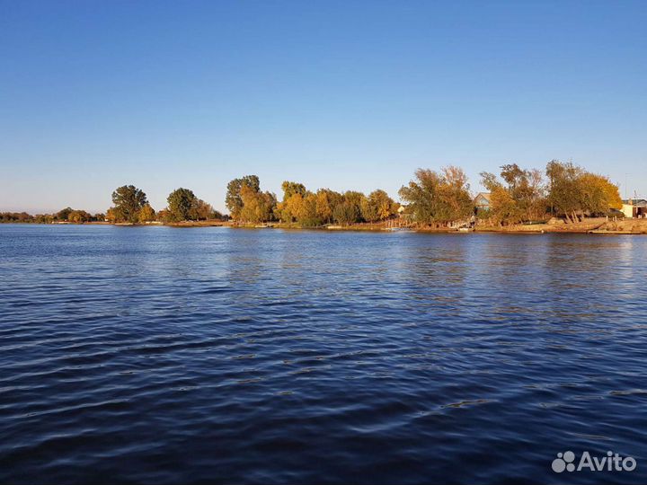 Домики у реки