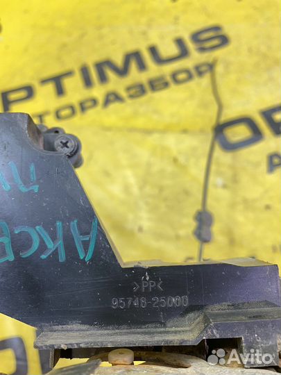 Замок двери передний левый Hyundai Accent