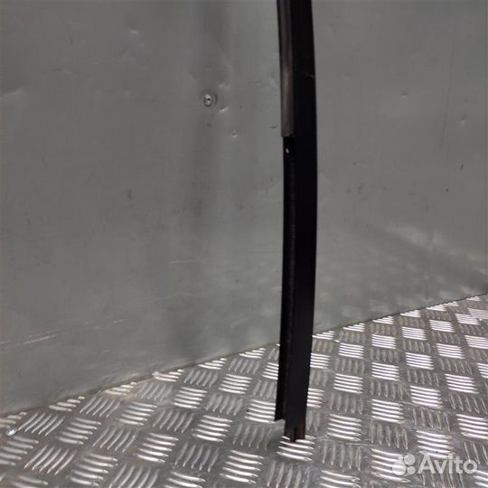 Направляющая стекла задняя правая Renault Sandero