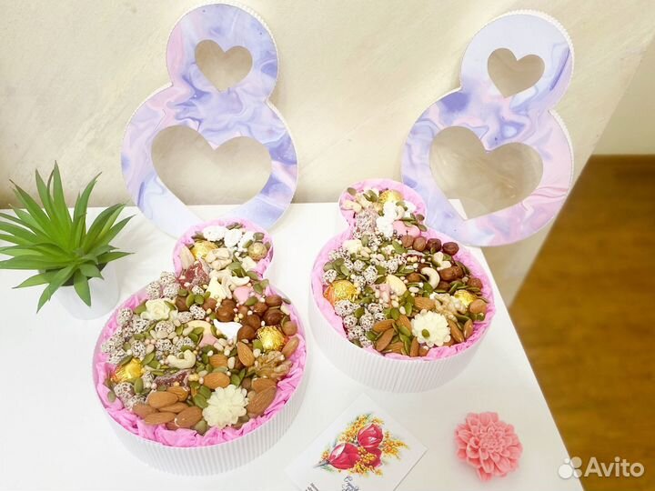 Корзина из орехов и сухофруктов