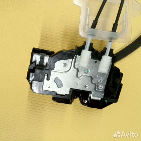 Замок двери передней правой Nissan Teana J31