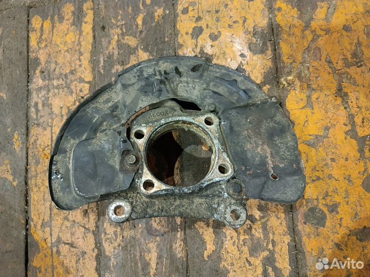 Кулак передний левый Volvo s60,s80,xc70,v70 2001+