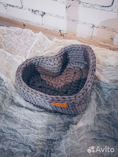 Вязаное кашпо сердце Серое