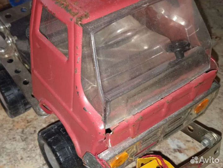 Металлическая машинка дополненная деталями