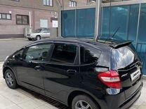 Honda Fit 1.3 CVT, 2013, 200 000 км, с пробегом, цена 950 000 руб.