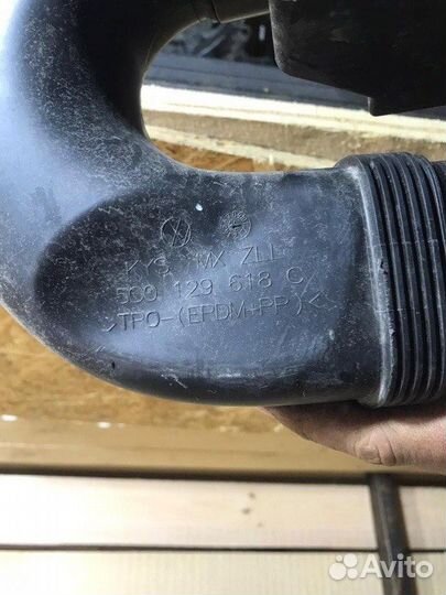 Патрубок воздухозаборник Volkswagen Jetta 6 1.8