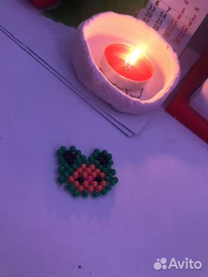 Котёнок в шапке лягушки из бисера