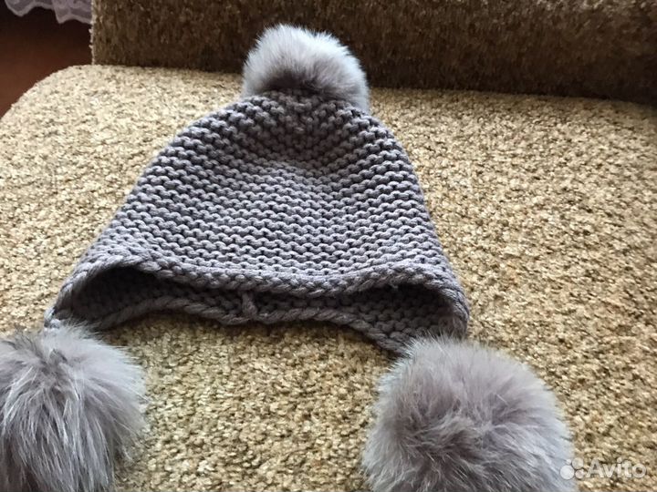 Шапка с натуральными помпонами