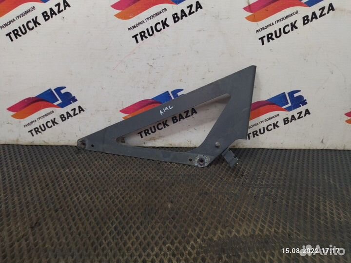 Кронштейн левой ступеньки кабины