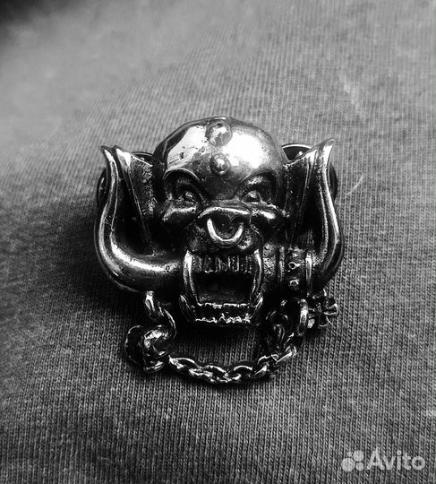 Значок посеребренный новый motorhead