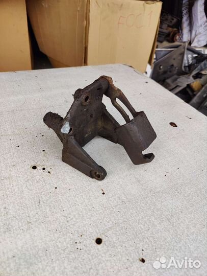 Кронштейн насоса гур Mitsubishi Lancer 7