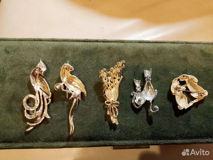 Броши с камнями из ювелирного сплава