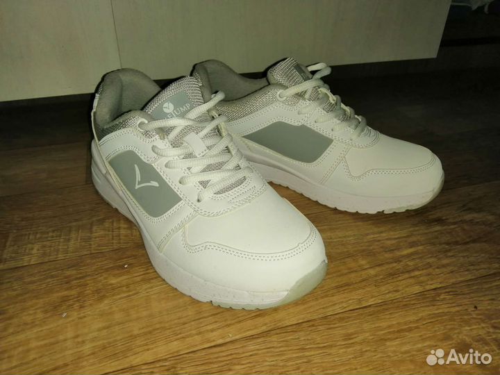 Кроссовки женские