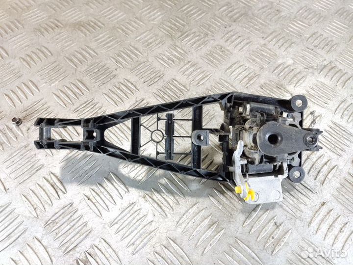 Кронштейн ручки передней левой Opel Astra H