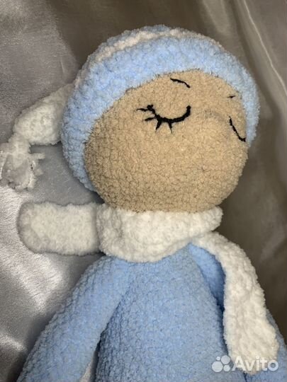 Вязаная кукла из плюшевой пряжи ручной работы