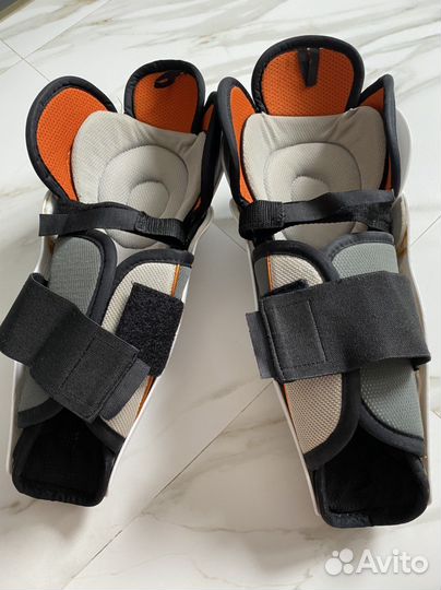 Хоккейная защита на ноги