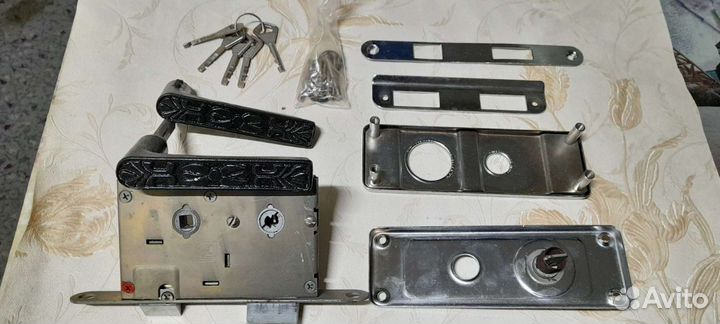 Замок врезной новый и разных инструментов