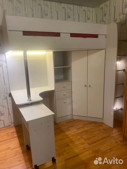 Кровать чердак со столом и шкафом