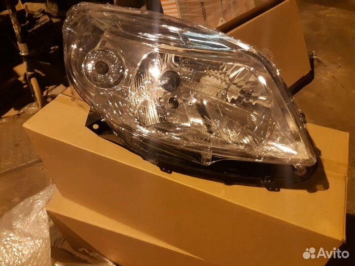 Фара правая Renault Sandero 1