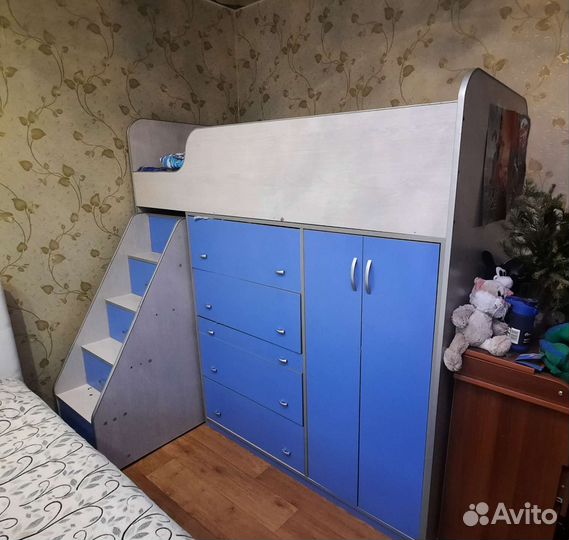Детская кровать чердак со столом и шкафом