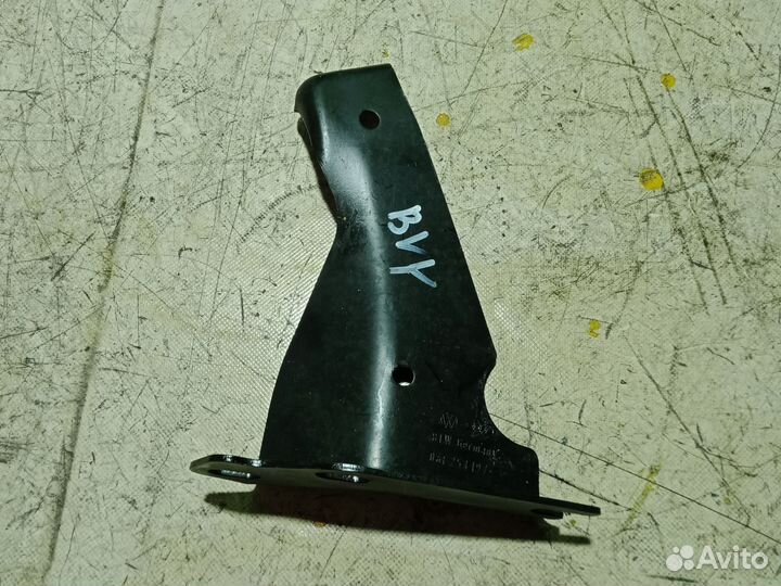 Кронштейн выпускного коллектора Volkswagen Passat