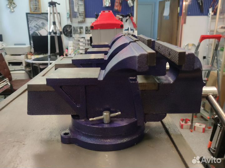 Тиски слесарные поворотные 200 мм чугунные