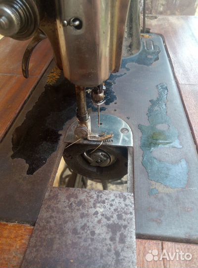 Продам машинку Singer серия А2701683