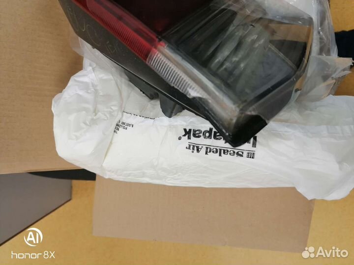 Задний фонарь в крышку багажника правый LC 200