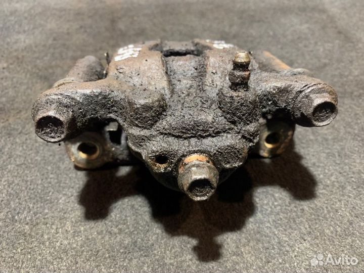 Суппорт задний левый Nissan Tiida HR16DE 2010