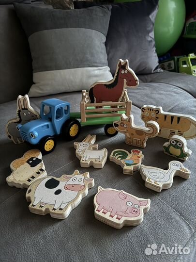 Синий трактор с прицепом и животными