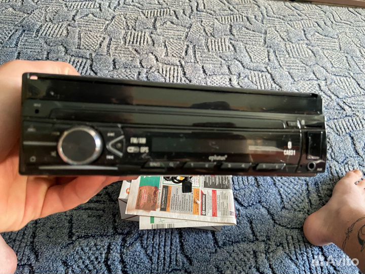 Автомагнитола с выдвижным экраном