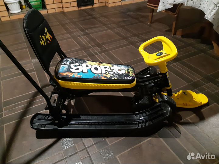 Детский снегокат с ручкой и колесами