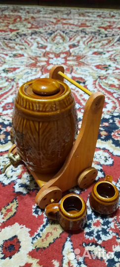 Керамическая бочка на деревянной подставке