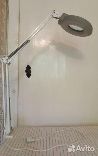 Лупа на струбцине круглая настольная с подсветкой