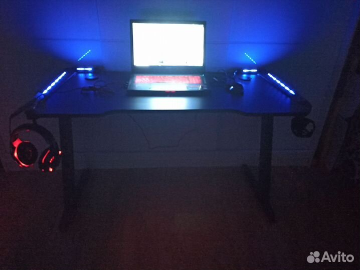 Компьютерные столы для геймеров с RGB-подсветкой
