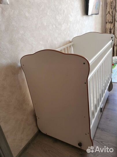 Детская кровать с поперечным маятником