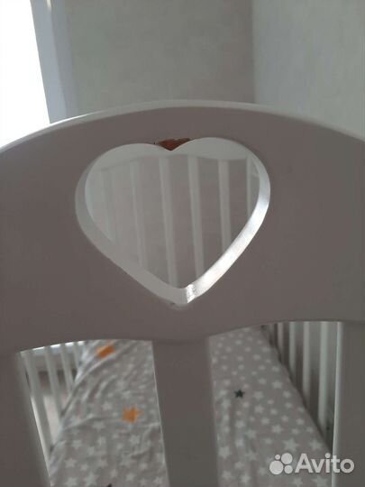 Детская кроватка с маятником