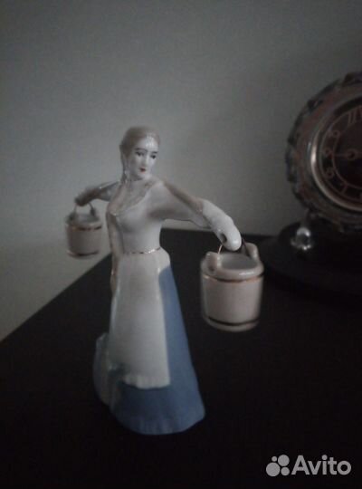 Статуэтка девушка с коромыслом фарфор