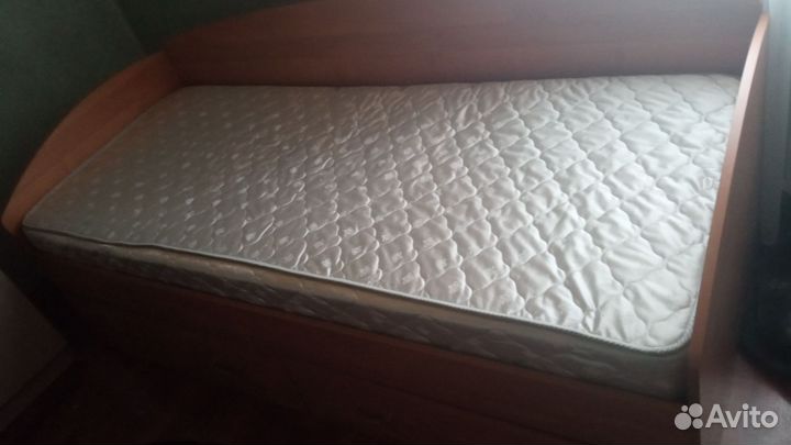 Кровать с матрасом