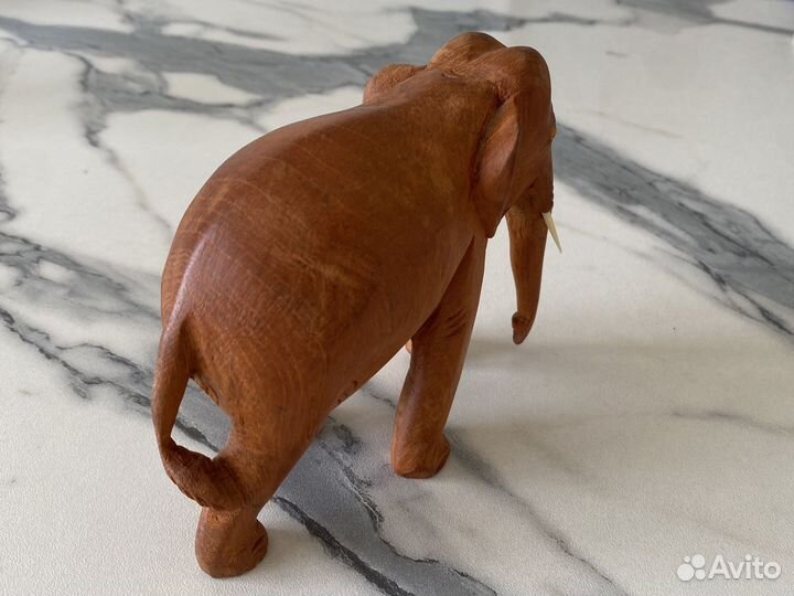 Деревянная статуэтка слон