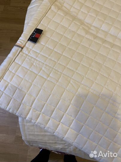 Новое стеганное покрывало 240 на 260 и наволочки